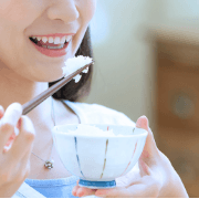 ご飯を食べる女性